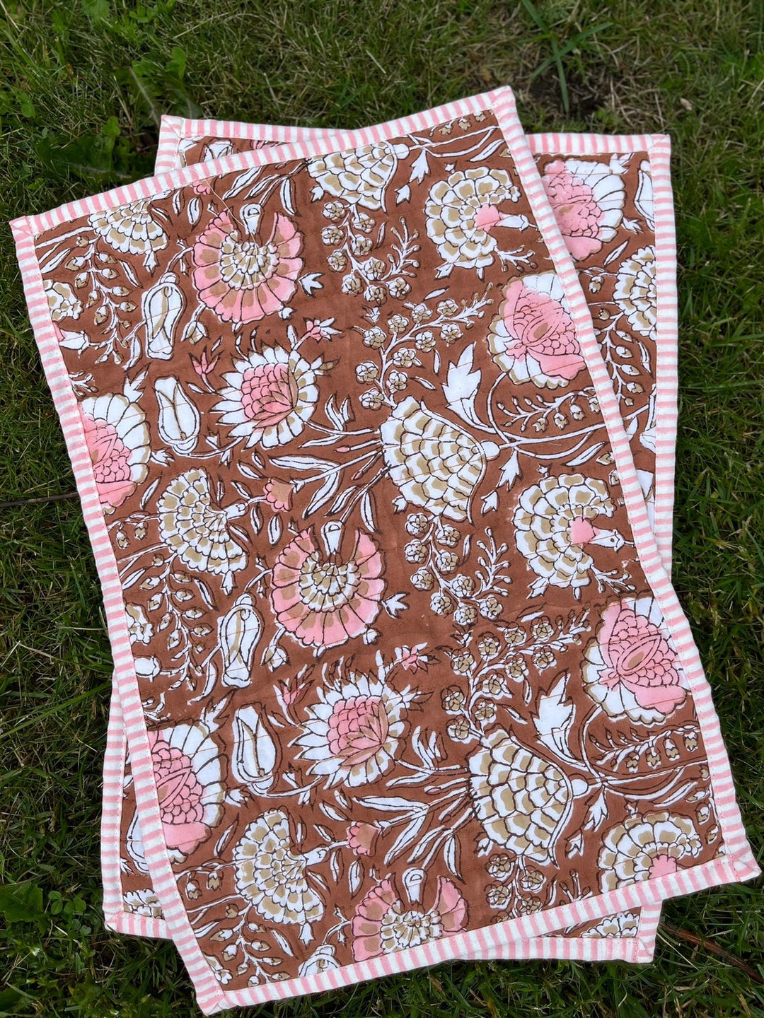 Spisebrikke 30 x 45 cm blokktrykket brun
