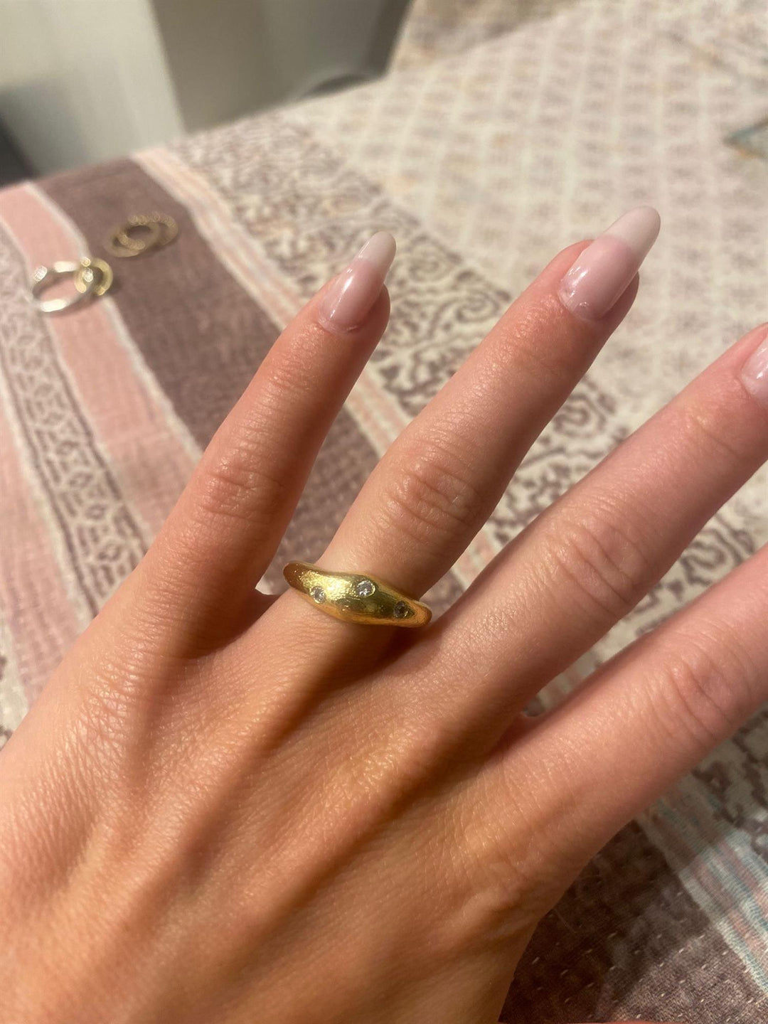 Lyra ring med zirkoner forgylt