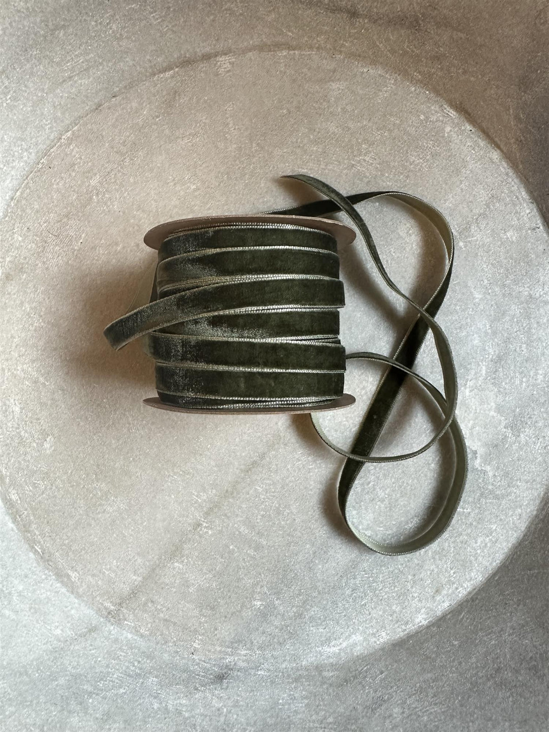 Velurbånd på spole 10 m mosegrønn