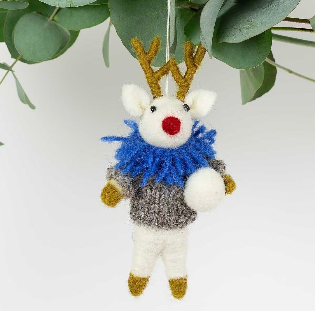 Juletrepynt rudolf med blå krage og snøball
