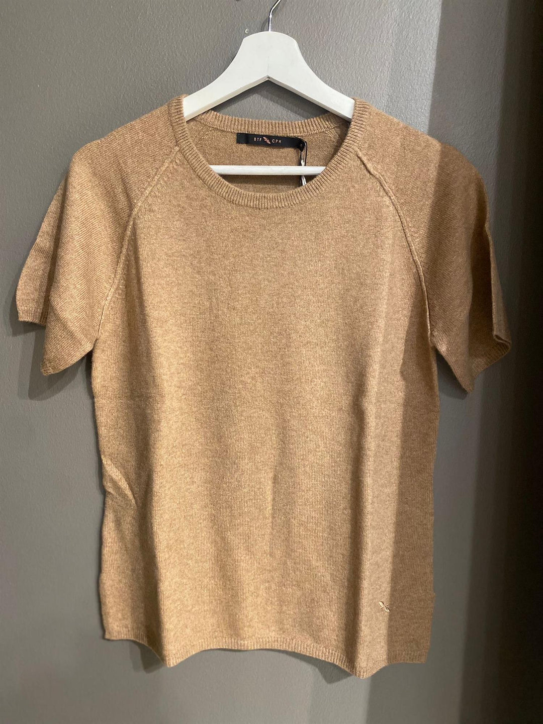 Kortermet cashmere genser light brown melange