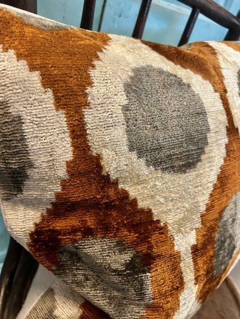 Velvet ikat putetrekk ogee brown 50 x 50 cm