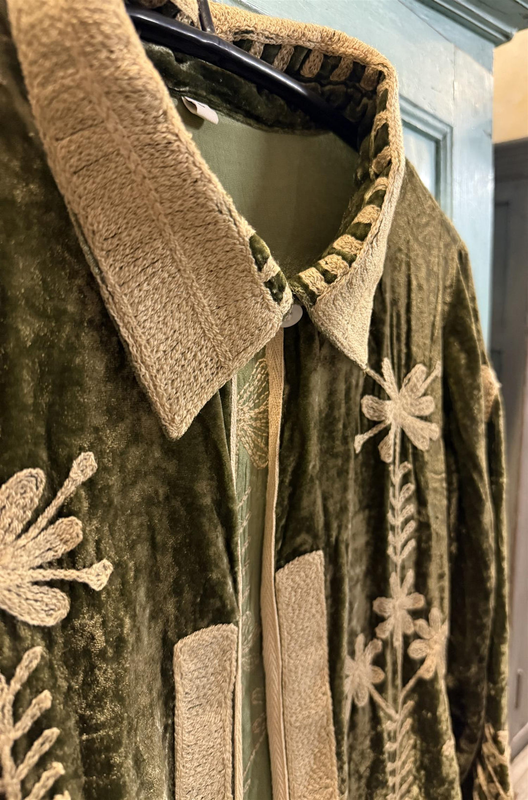 Velvet lang jakke med broderier olivengrønn