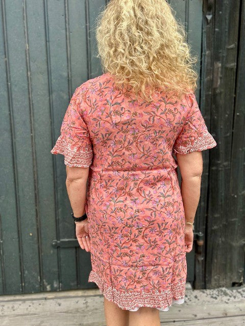 Irina kort kjole peach