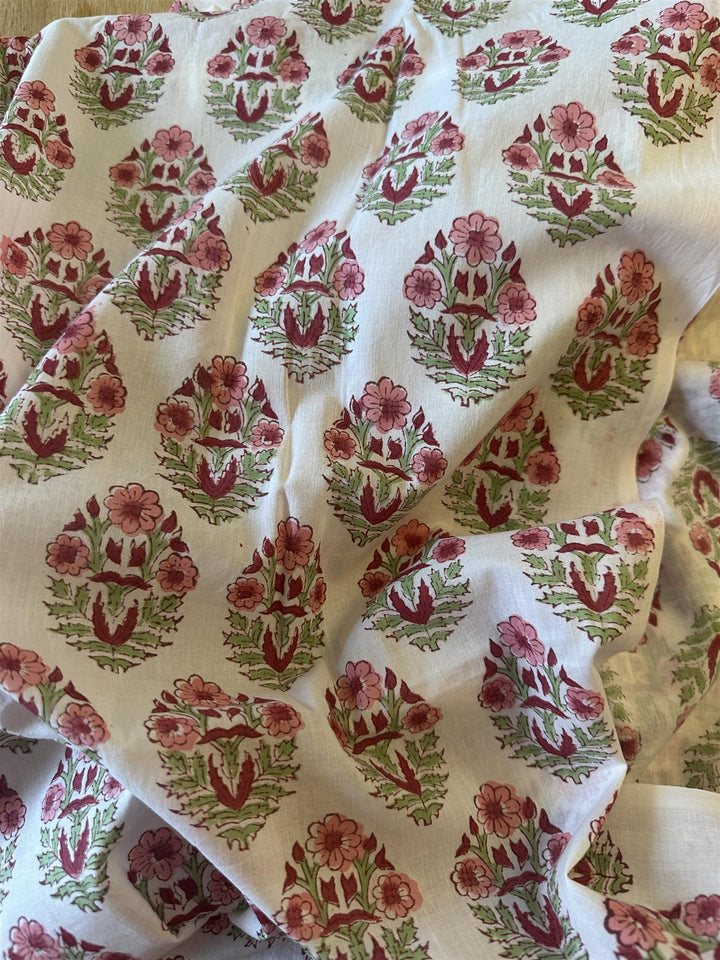 Blokktrykket stoff i metervare 10 meter lengde white