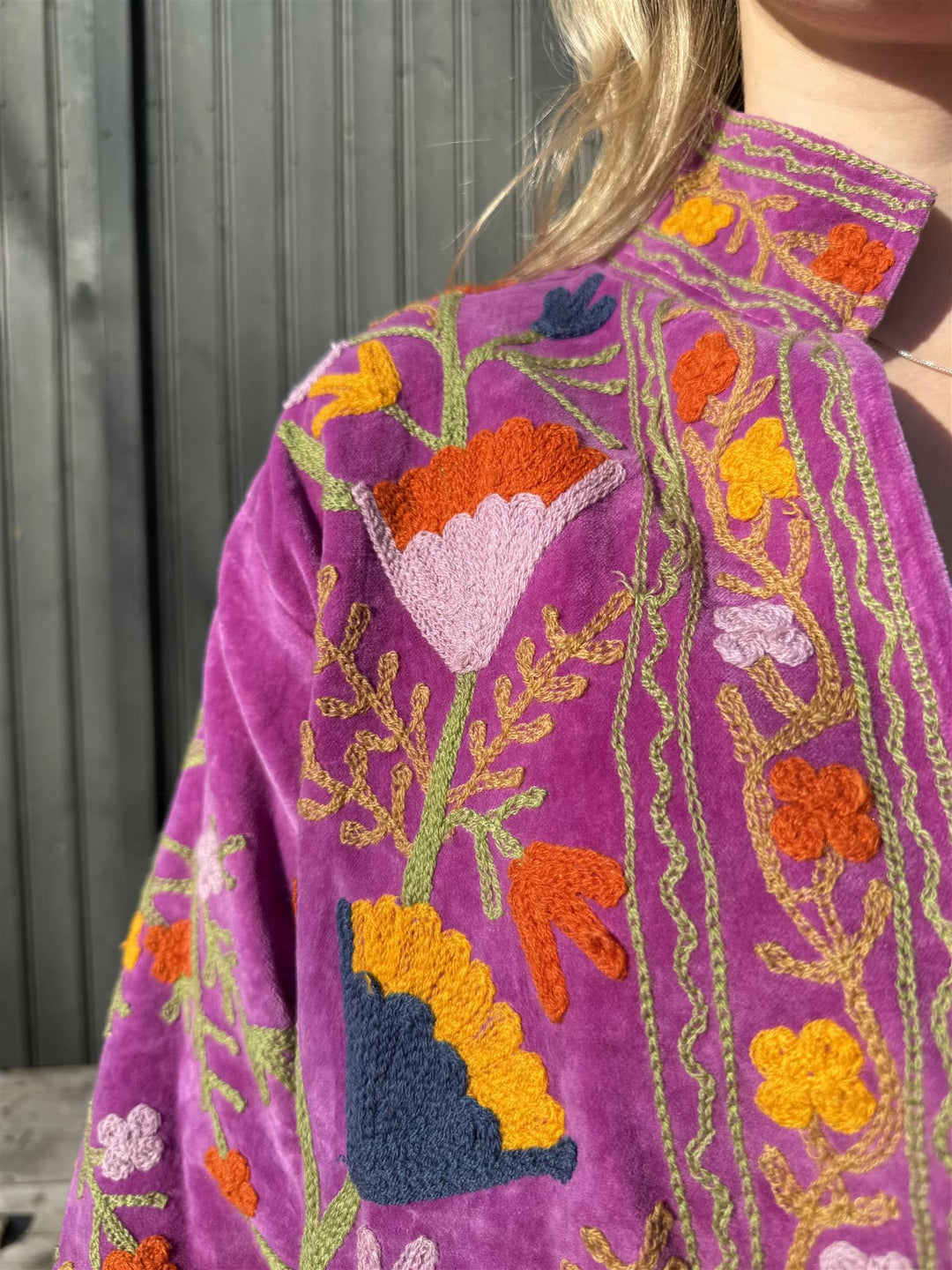 Anouska jakke velur lilla med blå/gul/oransje broderi
