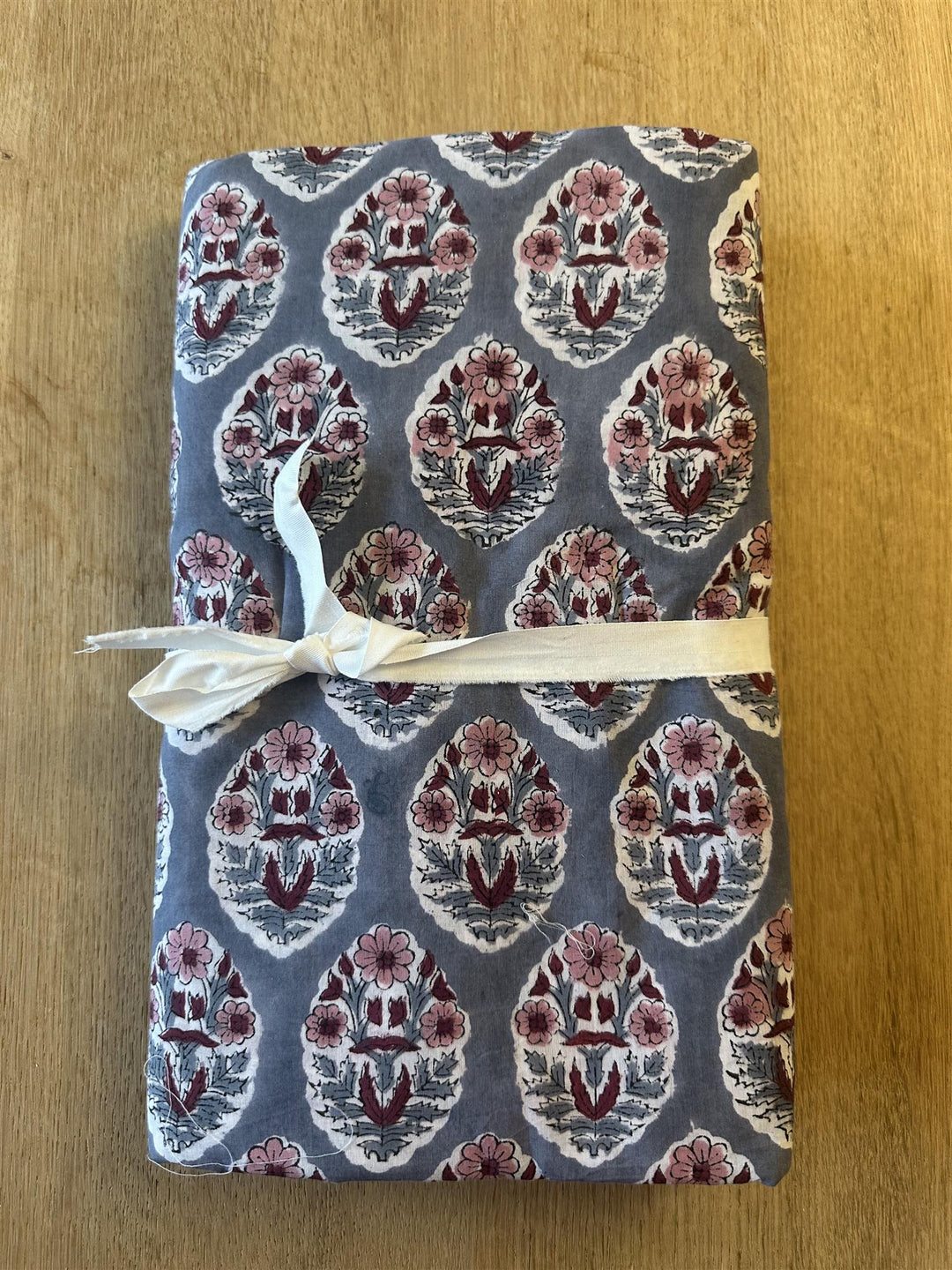 Blokktrykket stoff i metervare 10 meter lengde steel grey