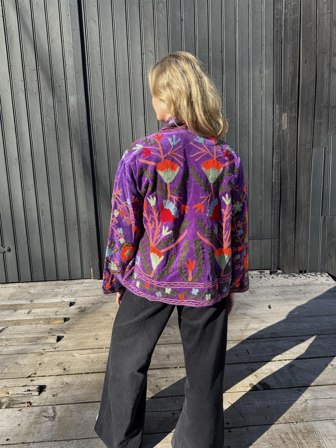 Anouska jakke velur med broderier lilla m rødt/oransje broderi