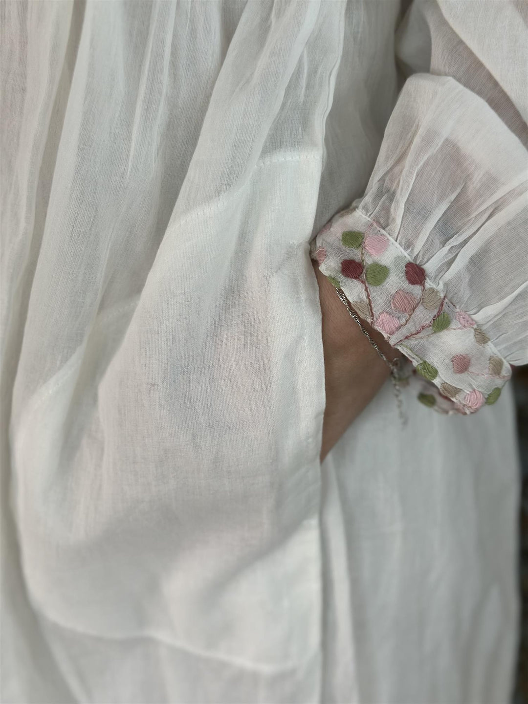 Curacao kjole med brodert bærestykke off white