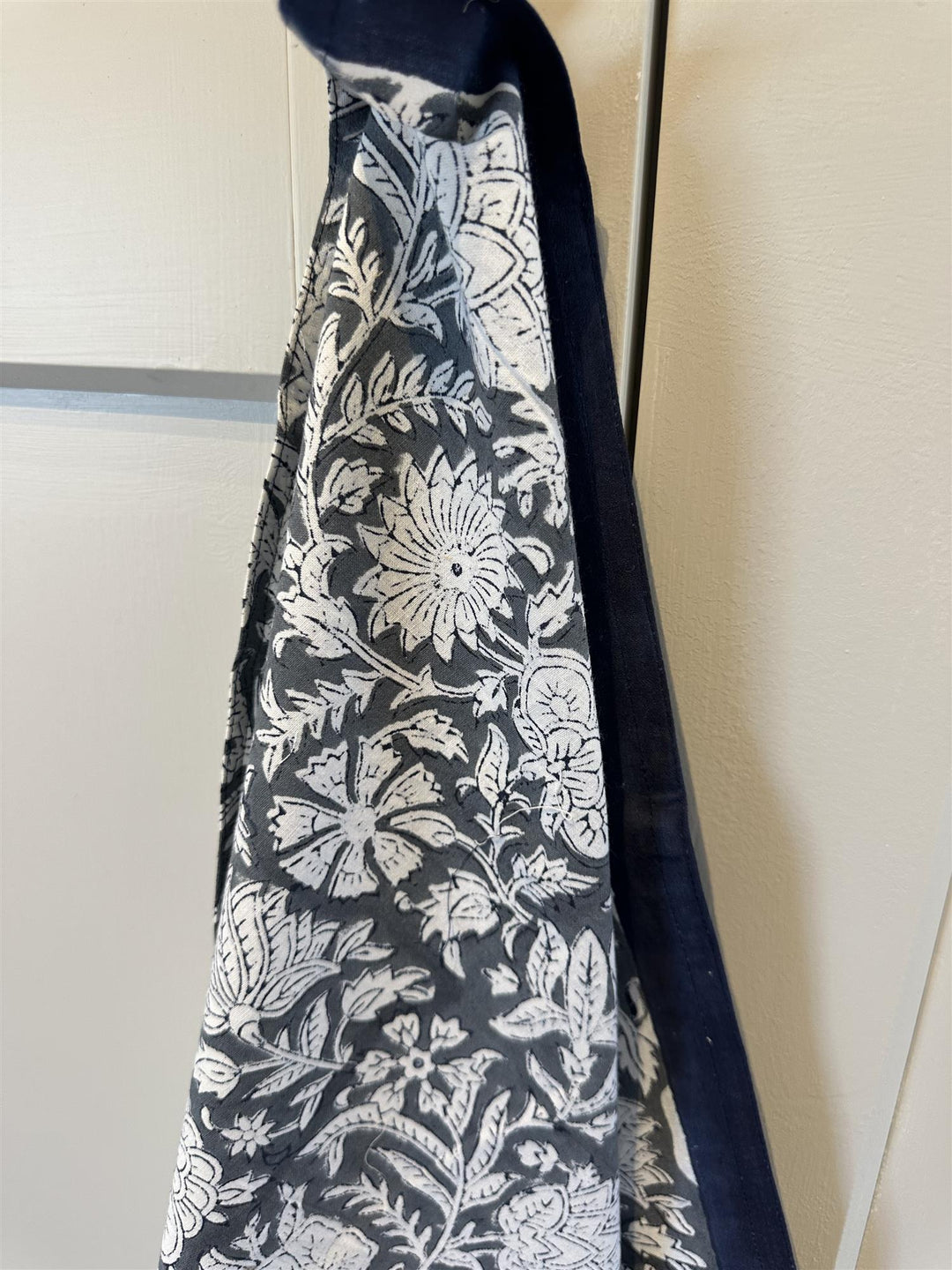 Kjøkkenhåndkle grey blokkprint