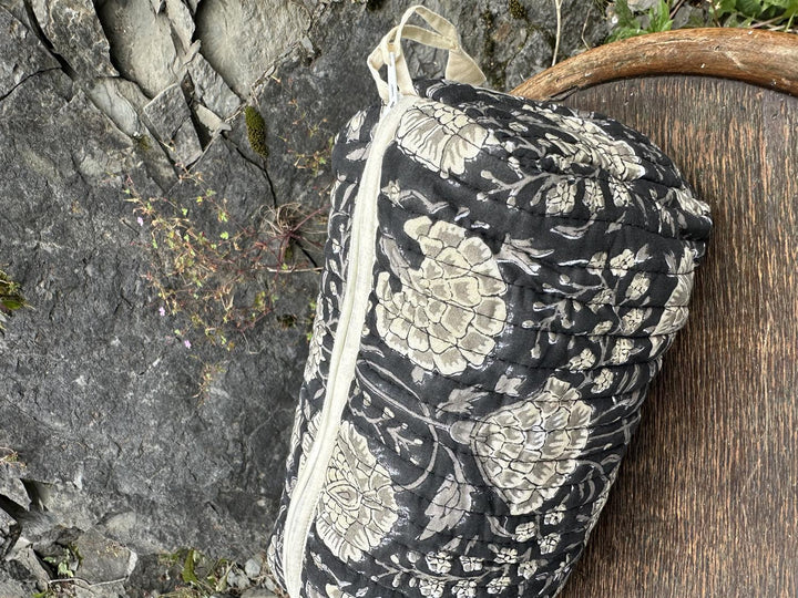 Toalettmappe blokktrykket Hani black/natural