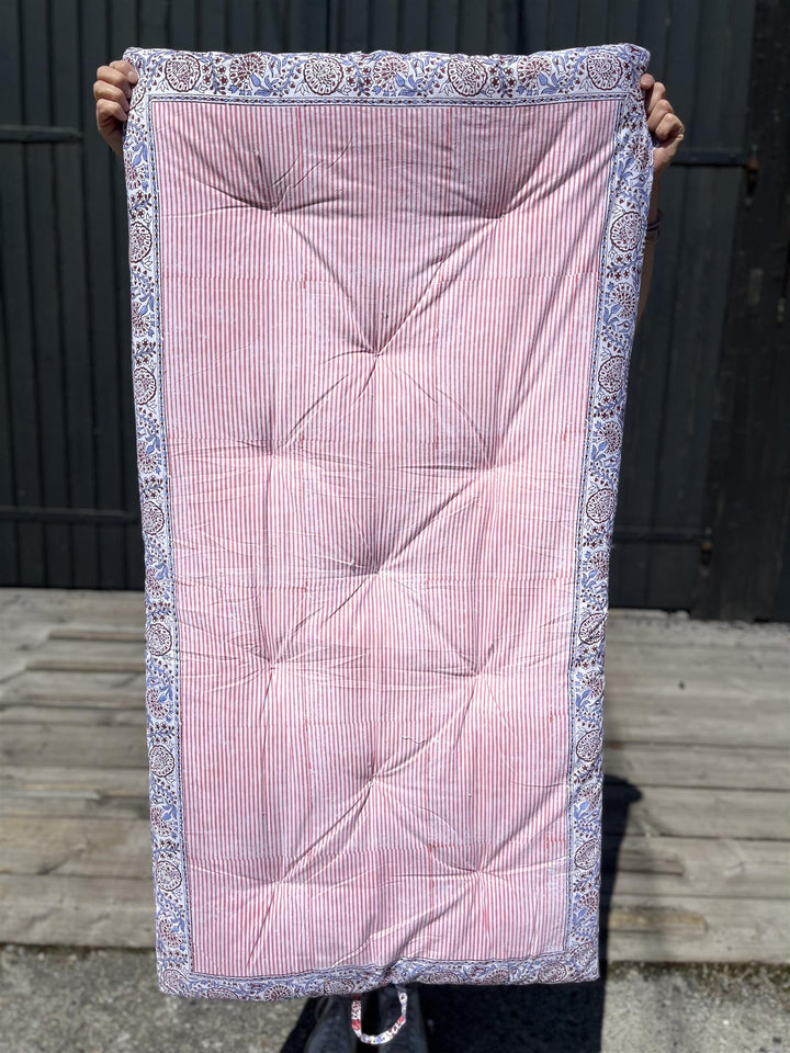 Madrass med håndtak blokktrykket  70x130 cm hvit/blå/rose