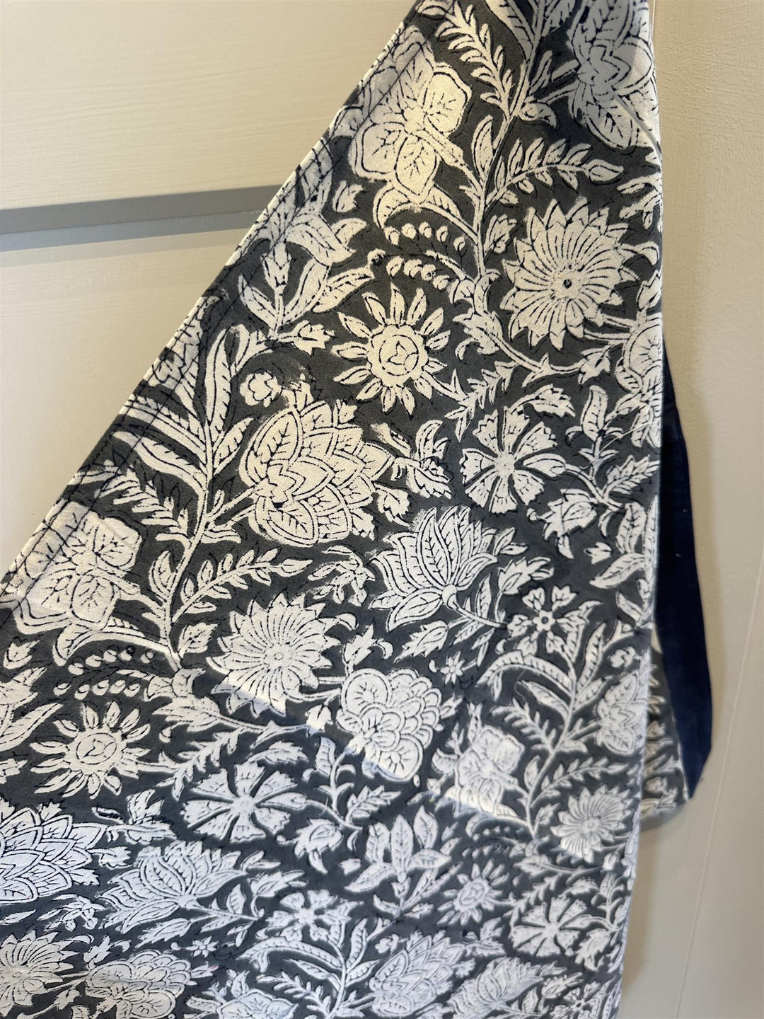 Kjøkkenhåndkle grey blokkprint