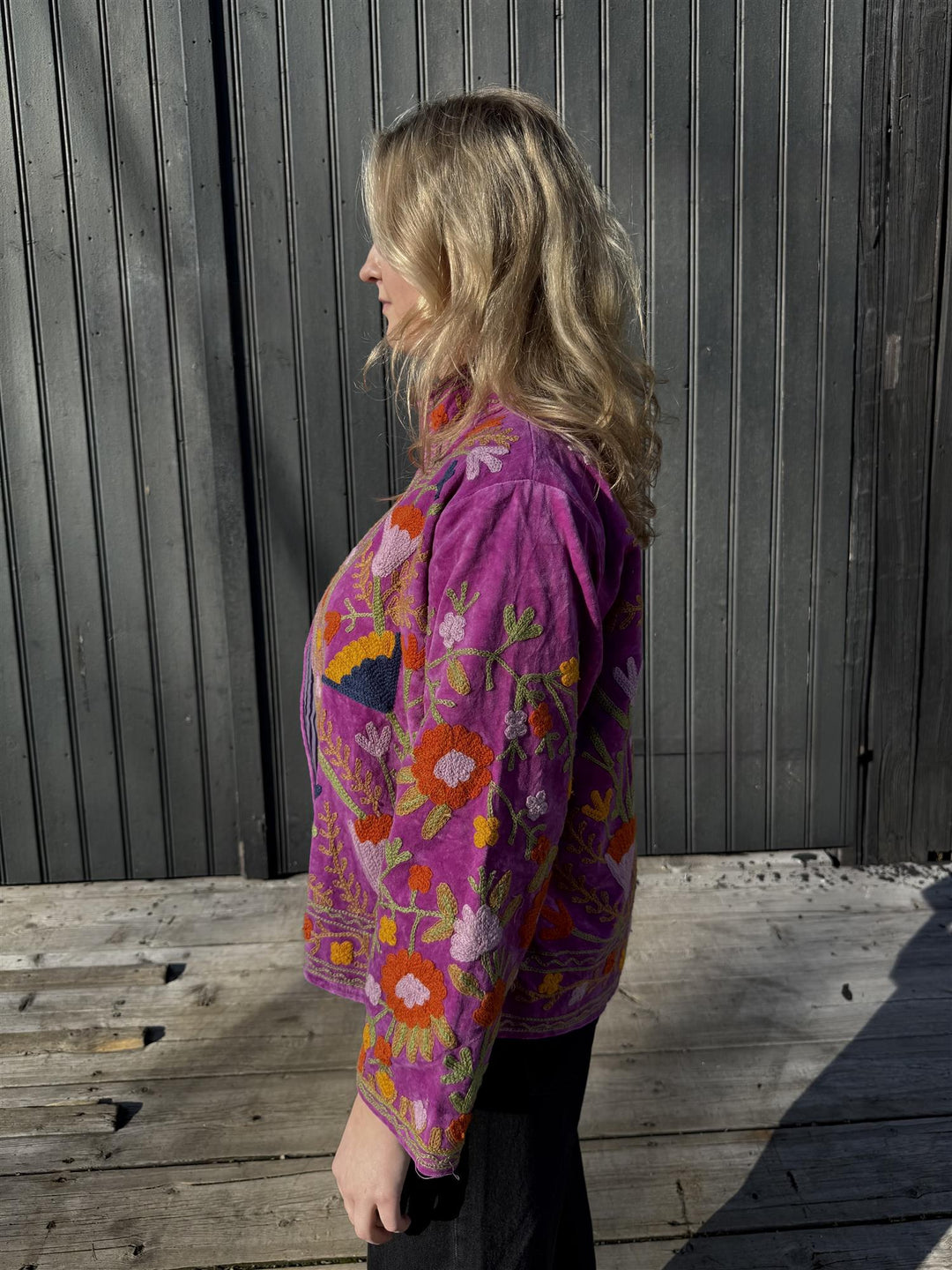 Anouska jakke velur lilla med blå/gul/oransje broderi