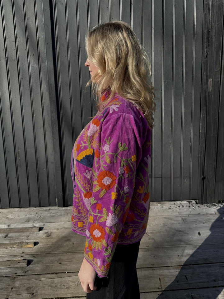 Anouska jakke velur lilla med blå/gul/oransje broderi