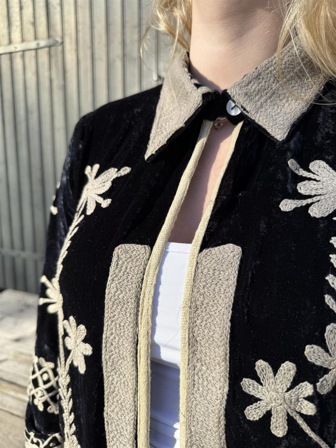 Velvet lang jakke med broderier midnattblå