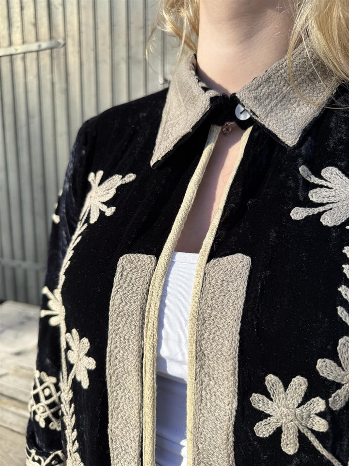 Velvet lang jakke med broderier midnattblå