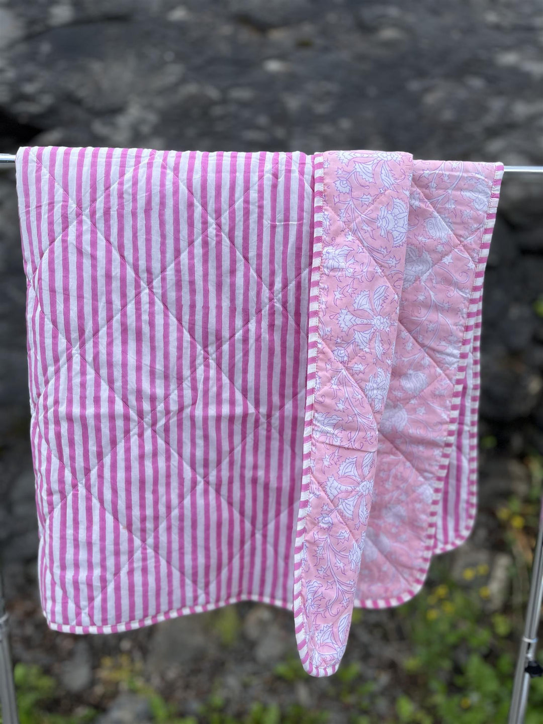 Vendbart quilt small 100 x 150 cm pink/ white / stripe