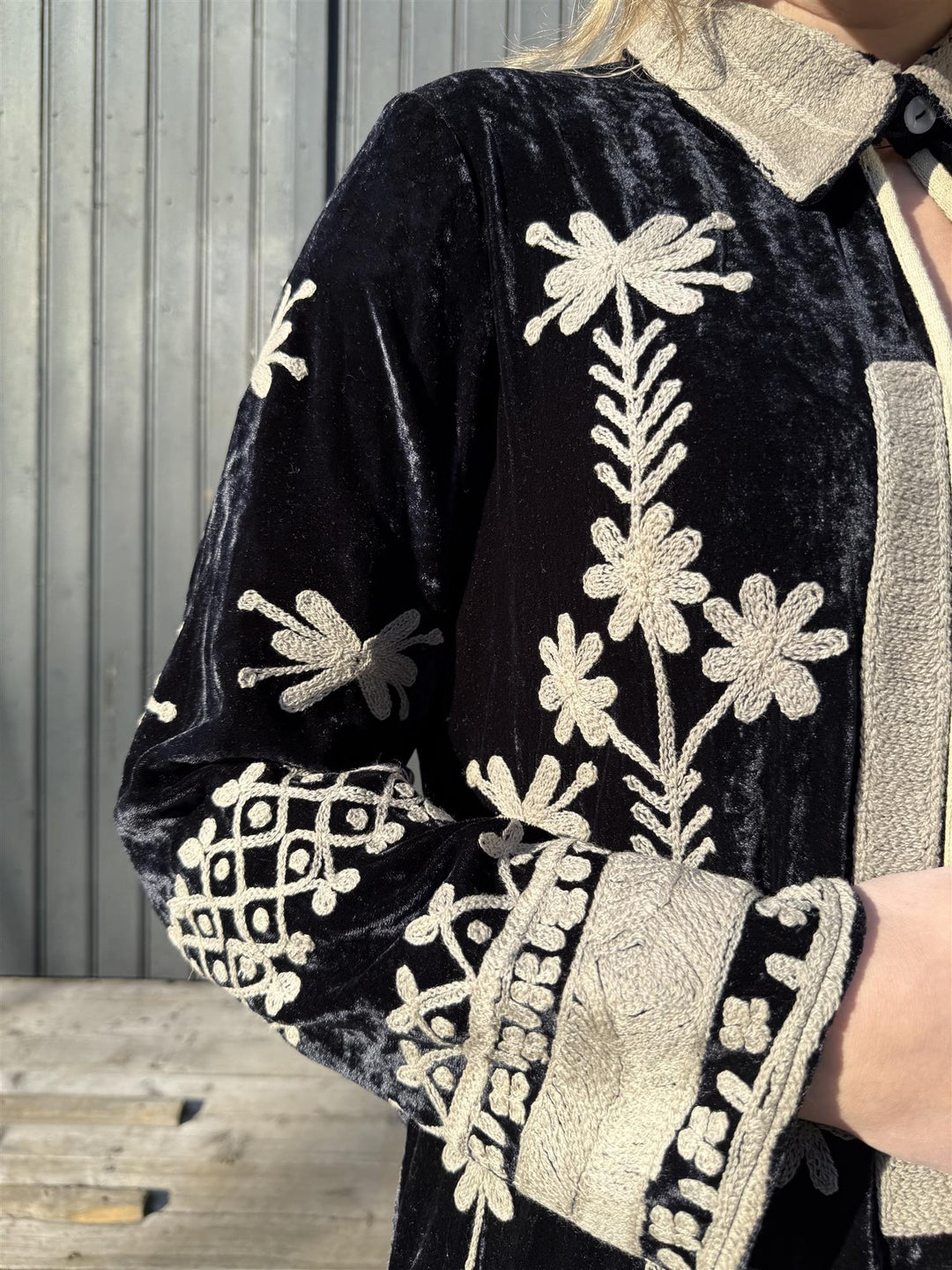 Velvet lang jakke med broderier midnattblå