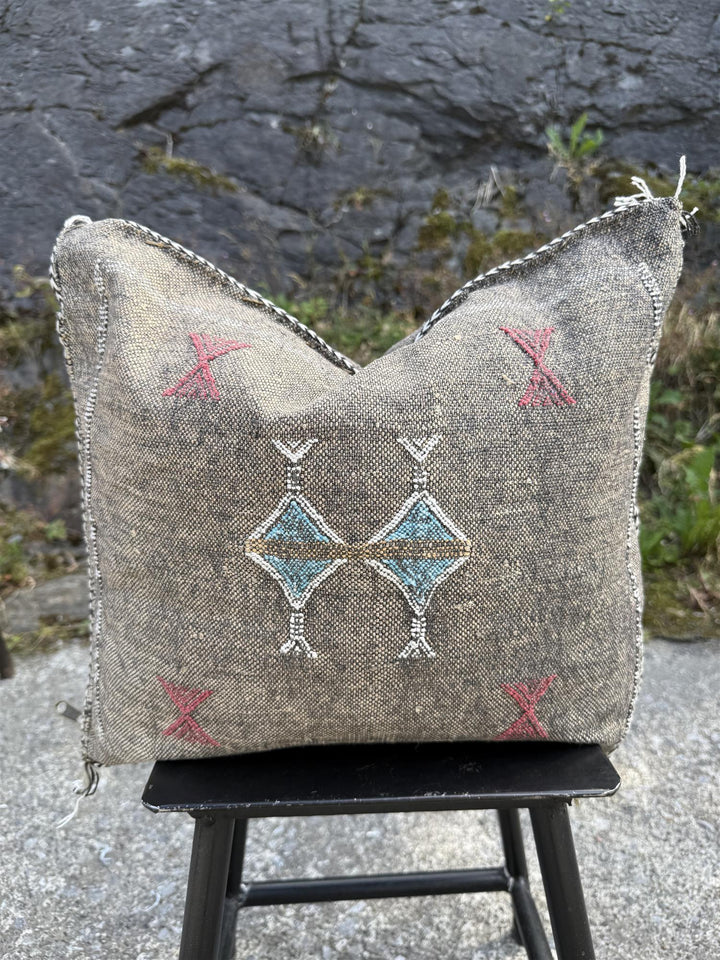 Putetrekk kaktus silke 50 x 50 cm vasket sort m hvitt, blått, rødt mønster
