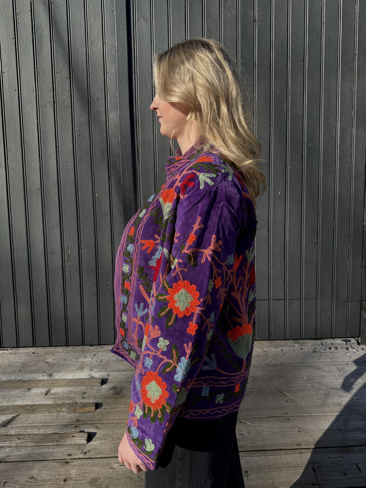 Anouska jakke velur med broderier lilla m rødt/oransje broderi