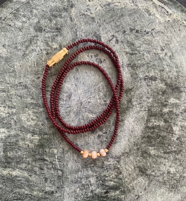 Nuri halskjede glassperler maroon