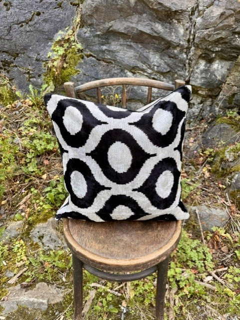 Velvet ikat putetrekk ogee black 50 x 50 cm