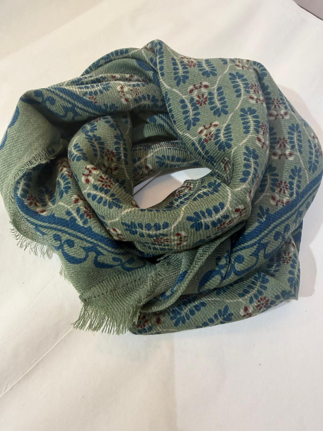 Delta ullskjerf Celeste vert