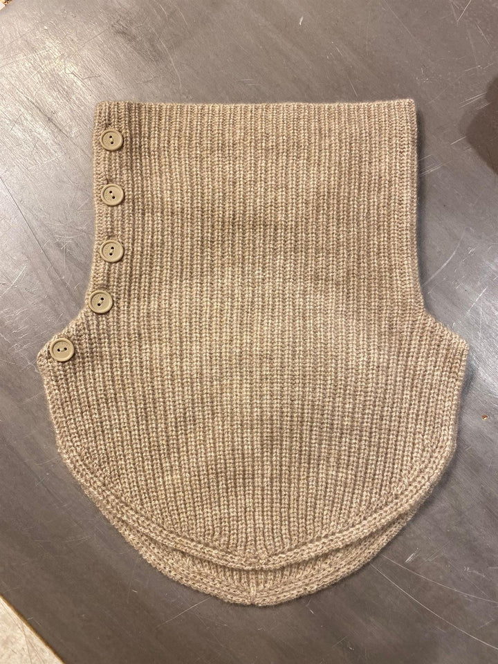 Cashmere hals med knapper sandstone