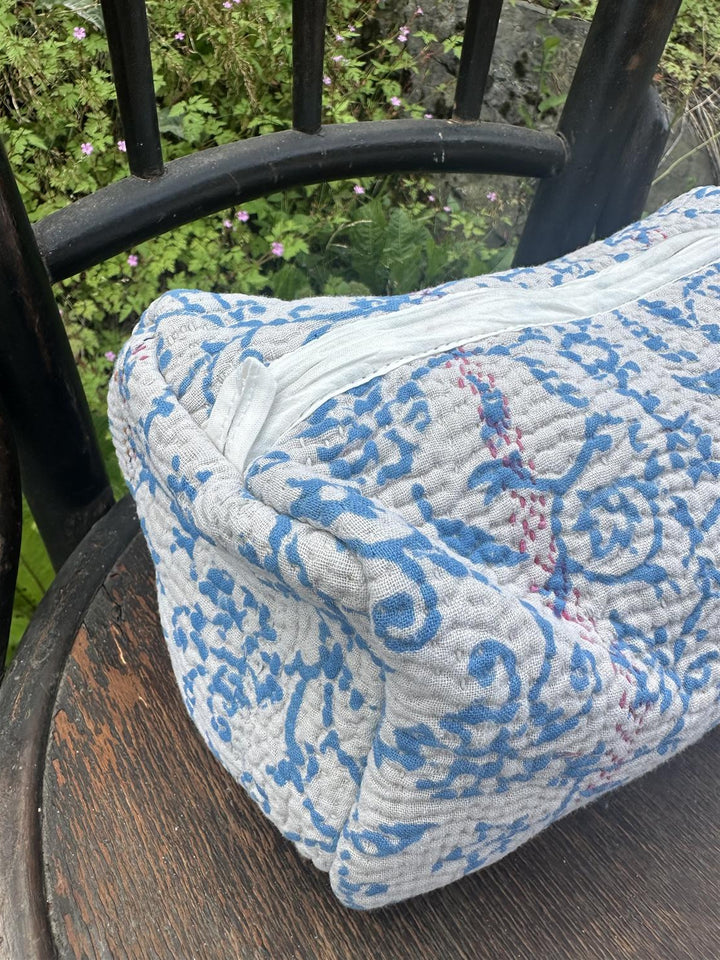 Toalettmappe vintage kantha stoff hvit Nr 3