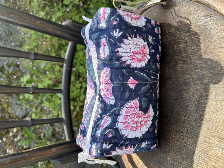 Toalettmappe blokktrykket Simmi navy