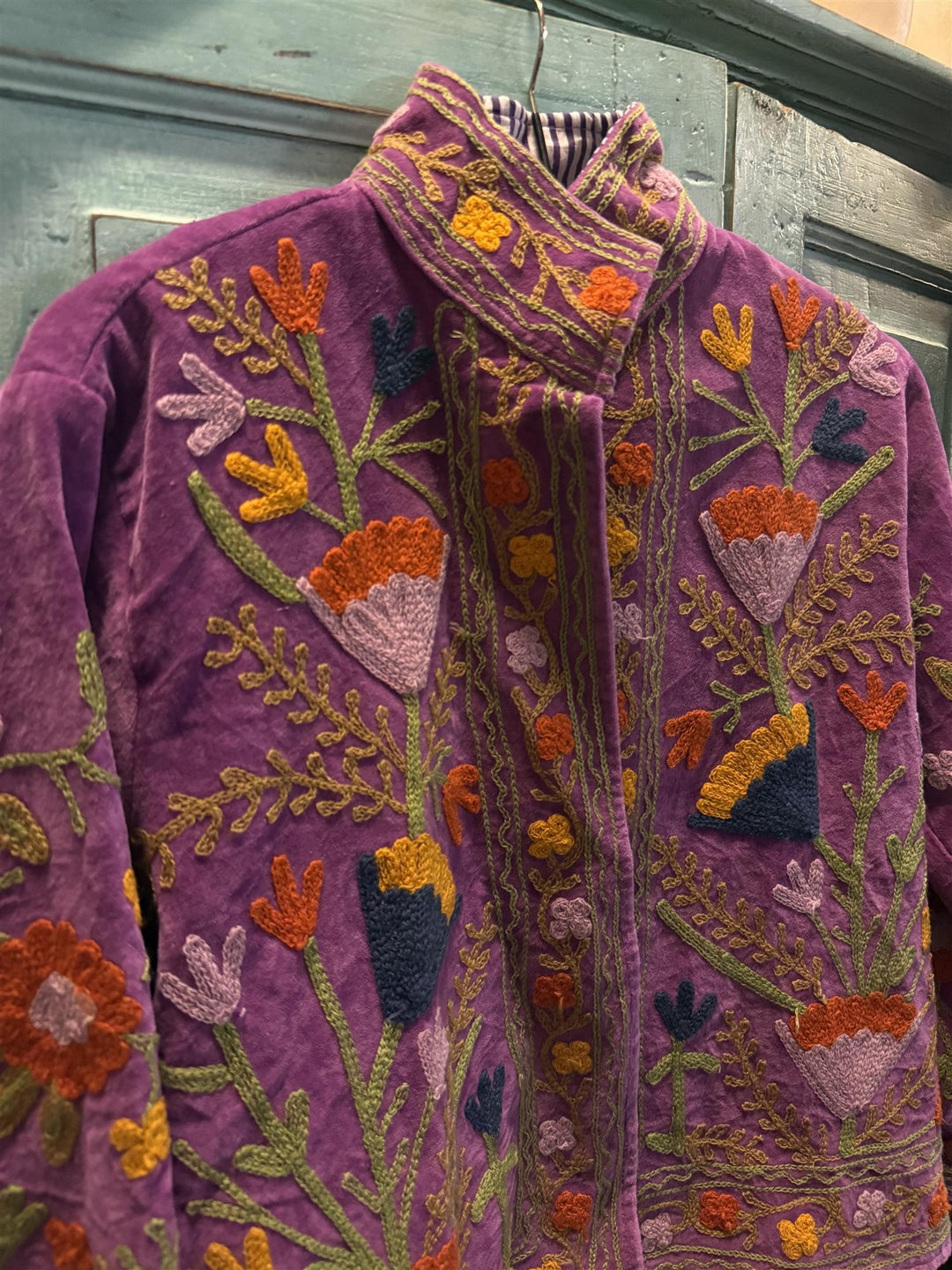 Anouska jakke velur lilla med blå/gul/oransje broderi
