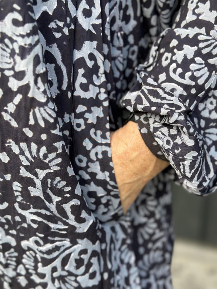 Amora kjole grå & sort mønstret