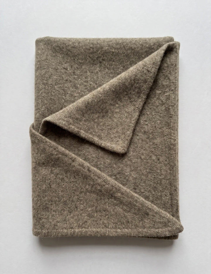 Eleonore stort trekantkjerf 100% cashmere thyme