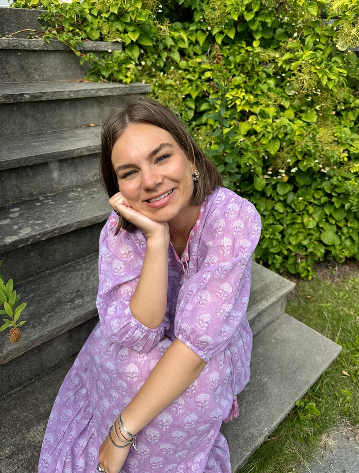 Anna lang smekkekjole lavendel