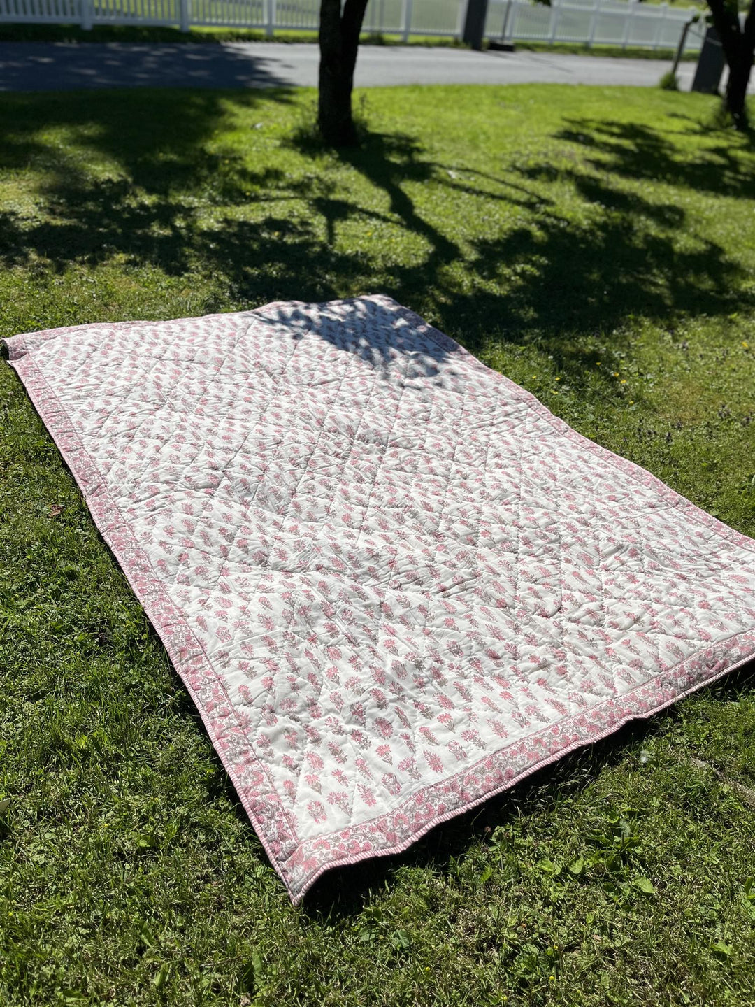Quilt 150 x 220 cm hvit med rosa blomster