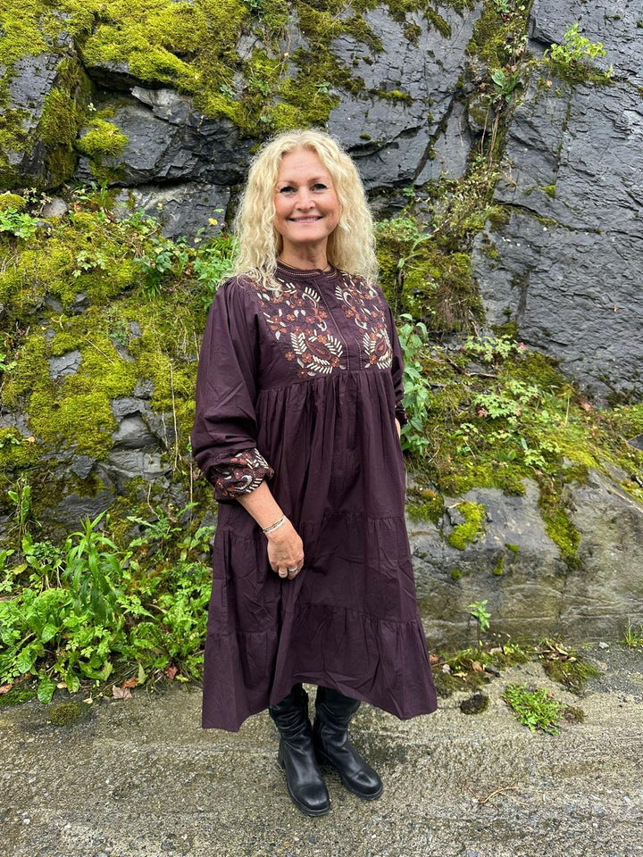 Vanessa kjole med broderier mørk brun