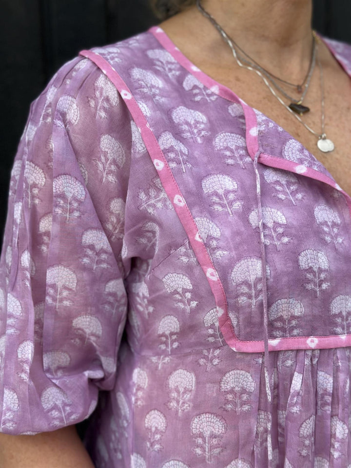 Anna lang smekkekjole lavendel
