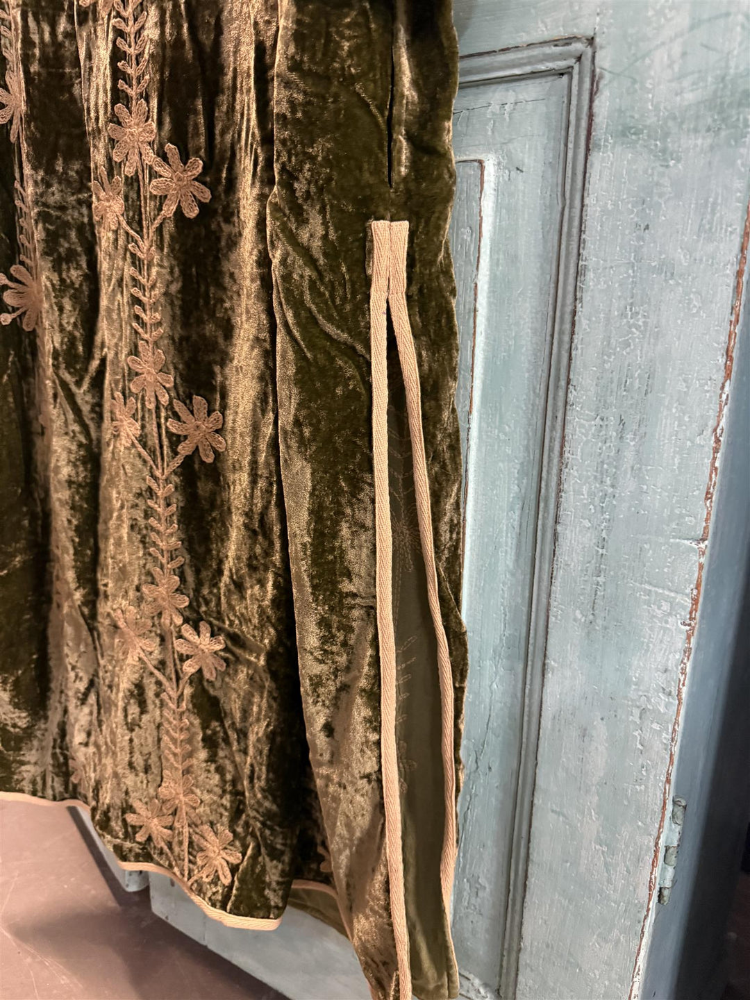 Velvet lang jakke med broderier olivengrønn