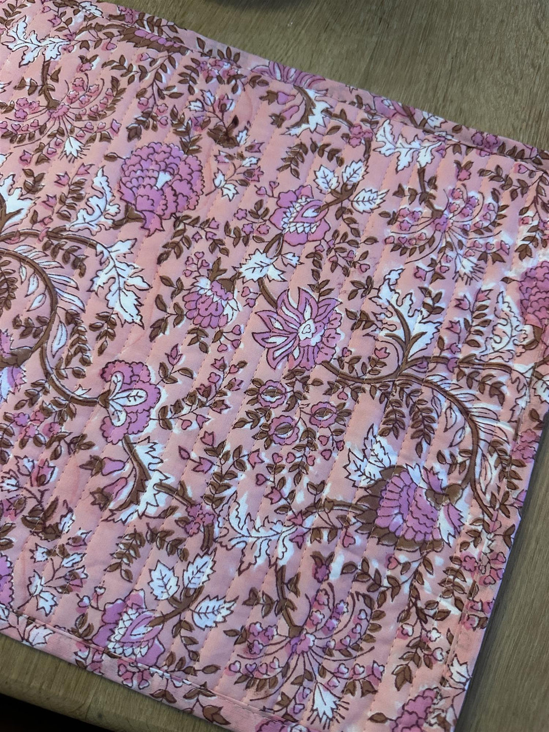 Spisebrikke Fleur pink avlang blokktrykket