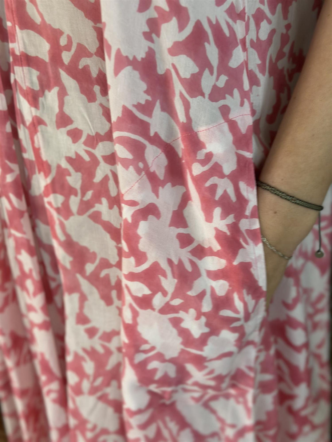 Catalina kort kjole v-hals pink & hvit viskose