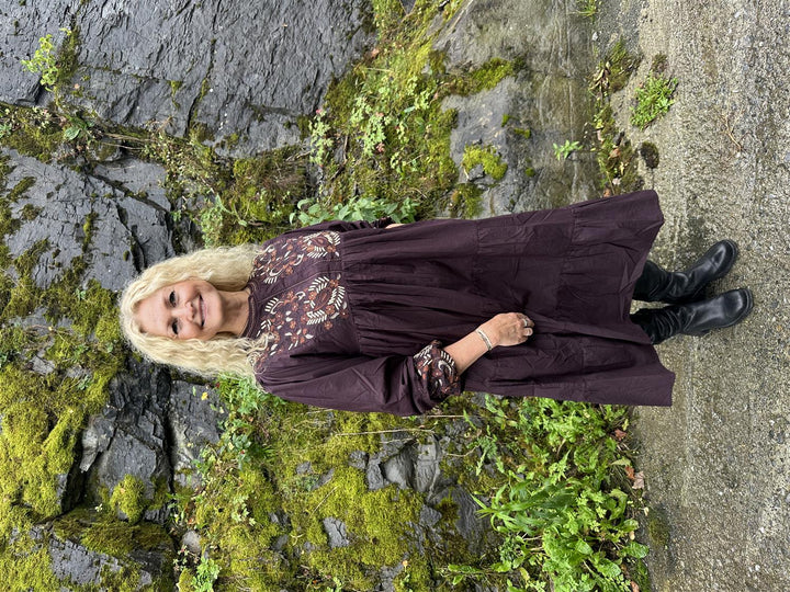 Vanessa kjole med broderier mørk brun