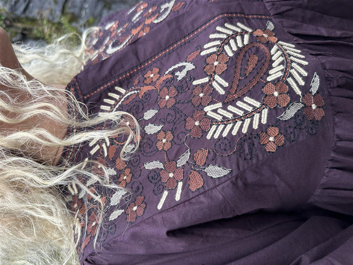 Vanessa kjole med broderier mørk brun