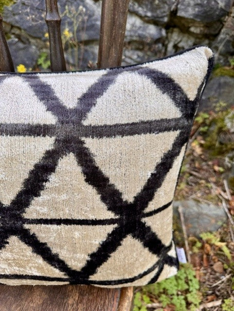 Velvet ikat putetrekk ogee black 40 x 60 cm