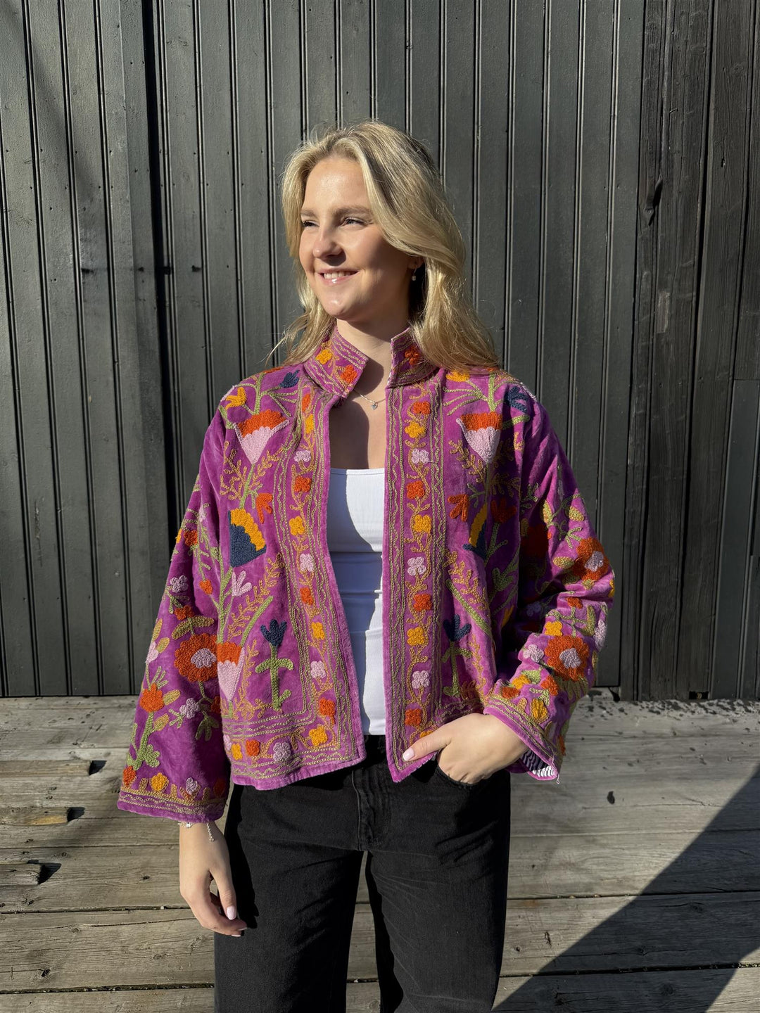 Anouska jakke velur lilla med blå/gul/oransje broderi