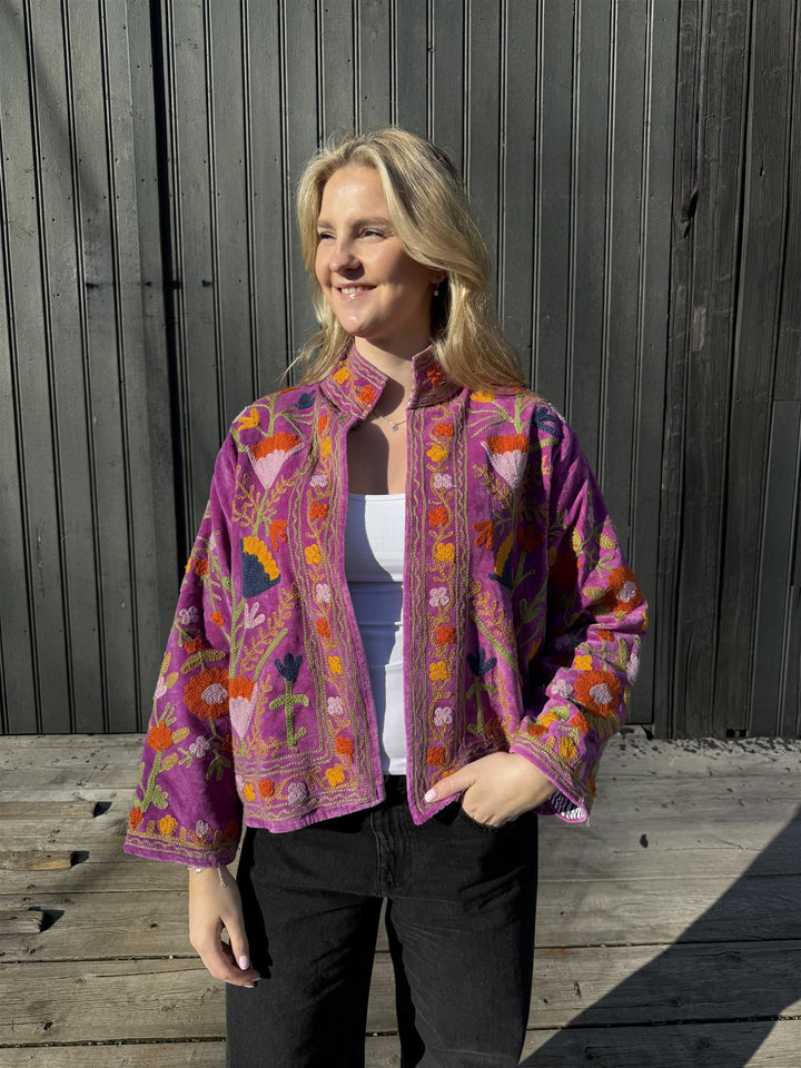Anouska jakke velur lilla med blå/gul/oransje broderi