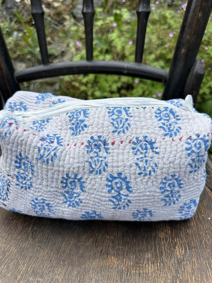 Toalettmappe M vintage kantha stoff hvit Nr 2