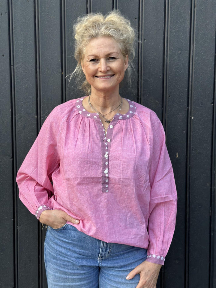 Rita bluse pink med lilac & white bandani