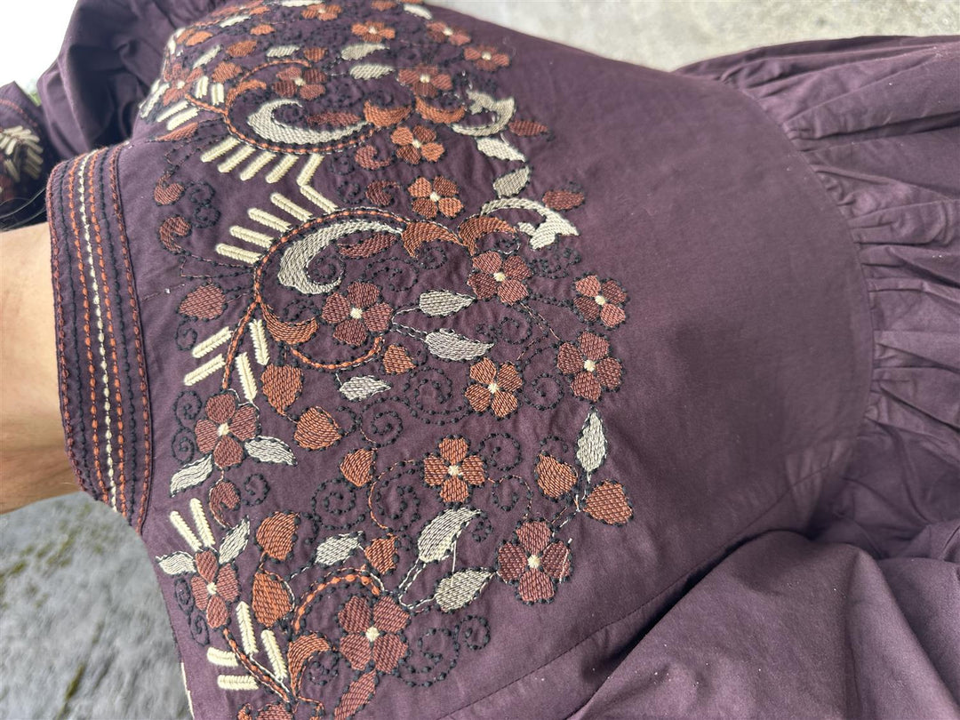 Vanessa kjole med broderier mørk brun