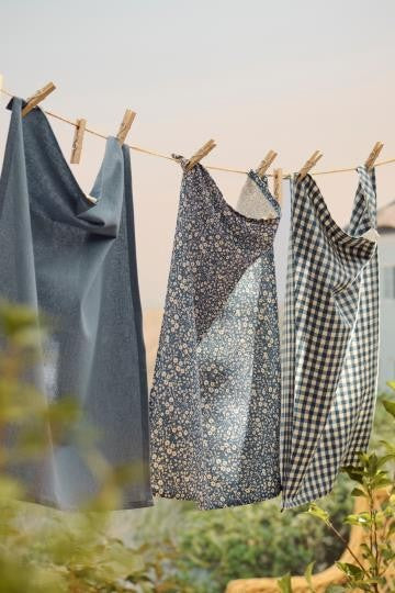 Kjøkkenhåndkle Paula mørk blå blomstret mønster